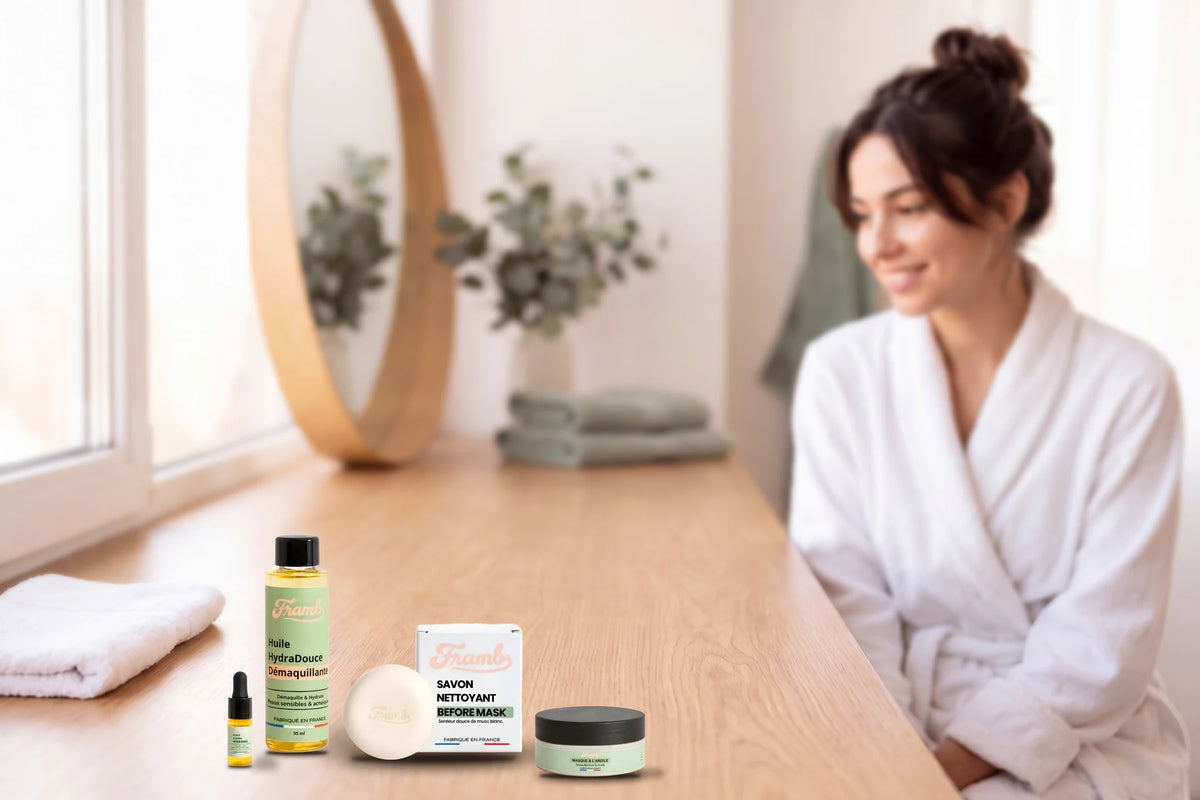 Routine anti-imperfections Framb : huile de jojoba, huile démaquillante, savon et masque à l'argile posés dans l'ordre sur le plan de la salle de bain Image