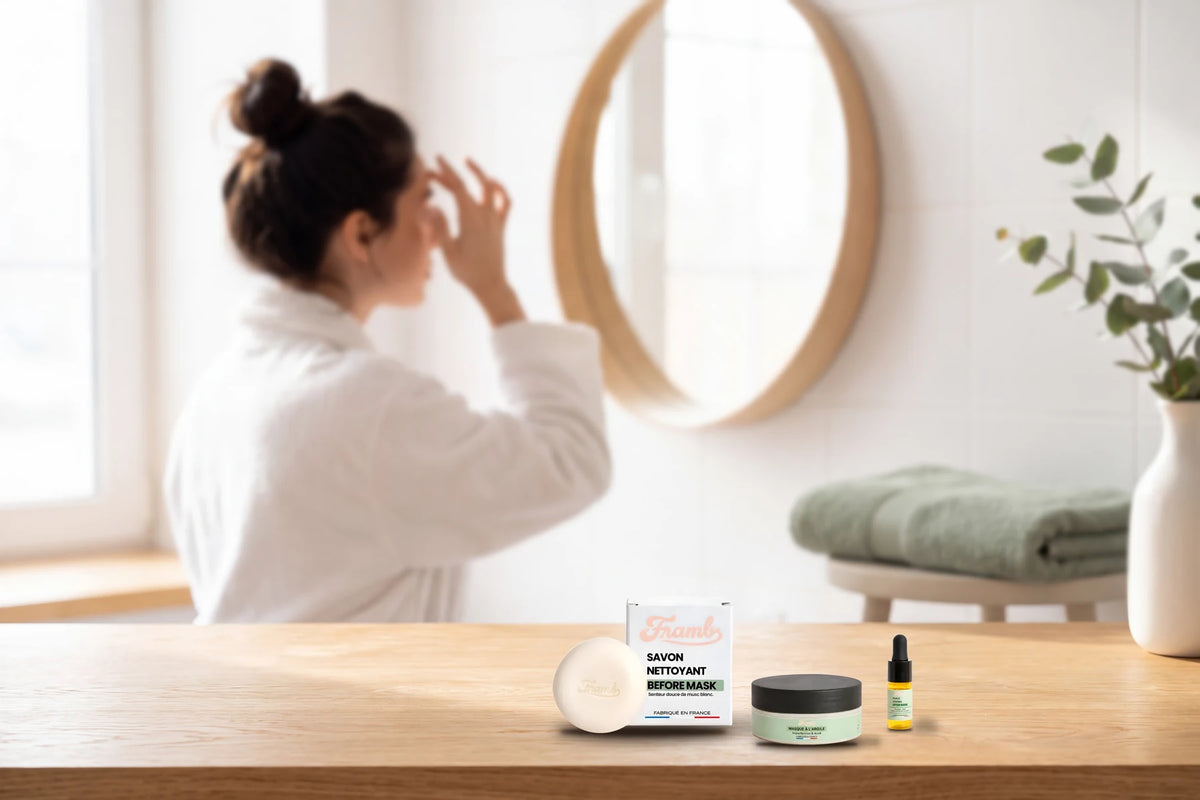 Routine peau grasse Framb : savon anti-imperfections, masque à l'argile et huile de jojoba sur le plan de la salle de bain Image