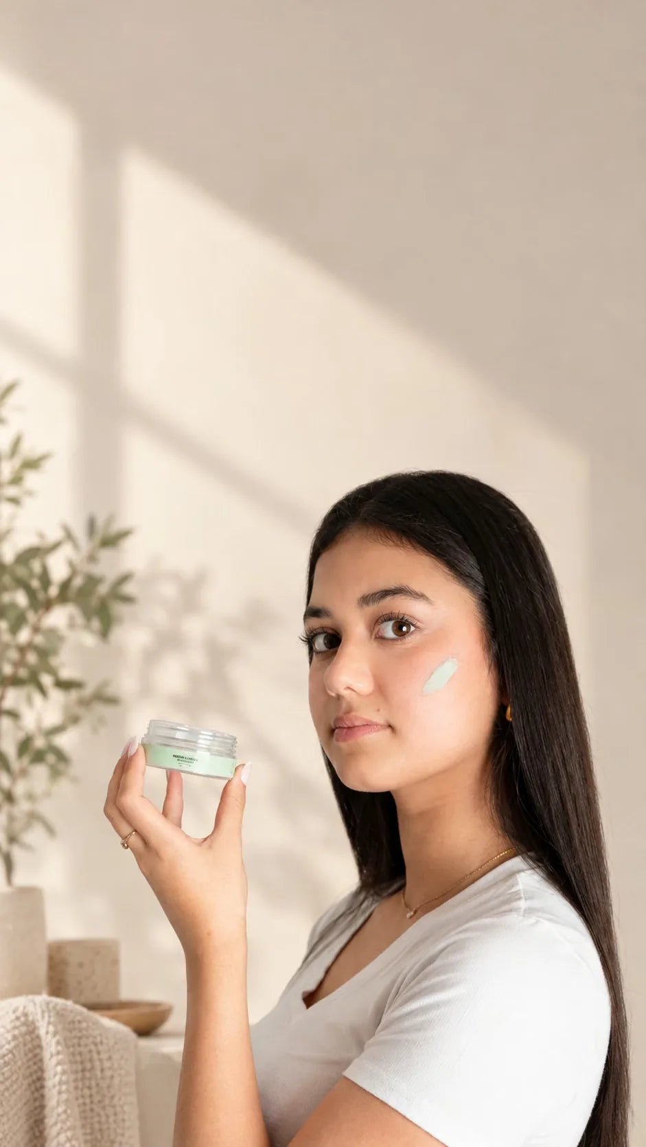 Jeune femme tenant le pot de masque à l'argile Framb, photo d'accueil