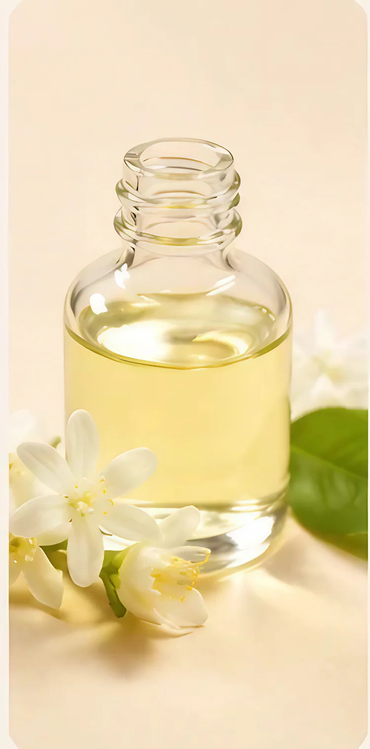 Parfum à la note douce de musc blanc : petit flacon et fleurs blanches