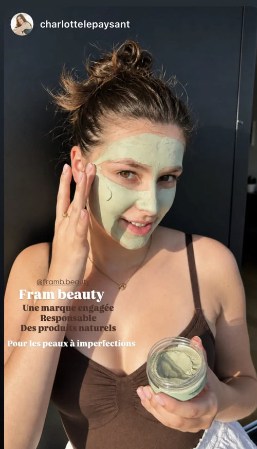 Photo de Charlotte, cliente Framb, avec la routine anti-imperfections