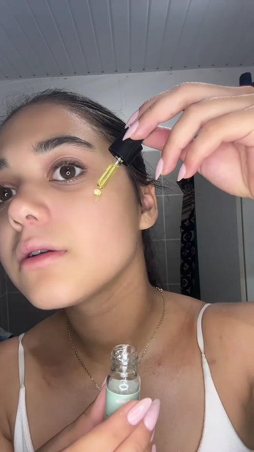 Cliente Framb qui applique l'huile de jojoba avec la pipette
