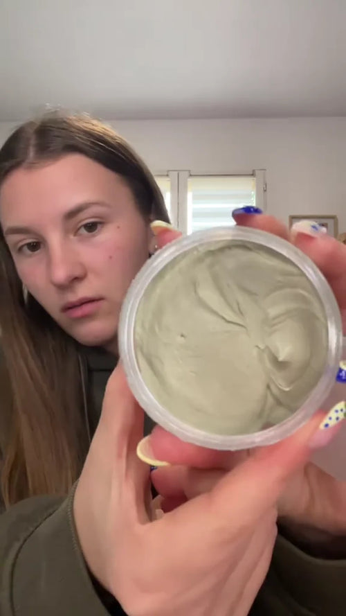 Lola montre le masque à l'argile verte Framb, vidéo TikTok
