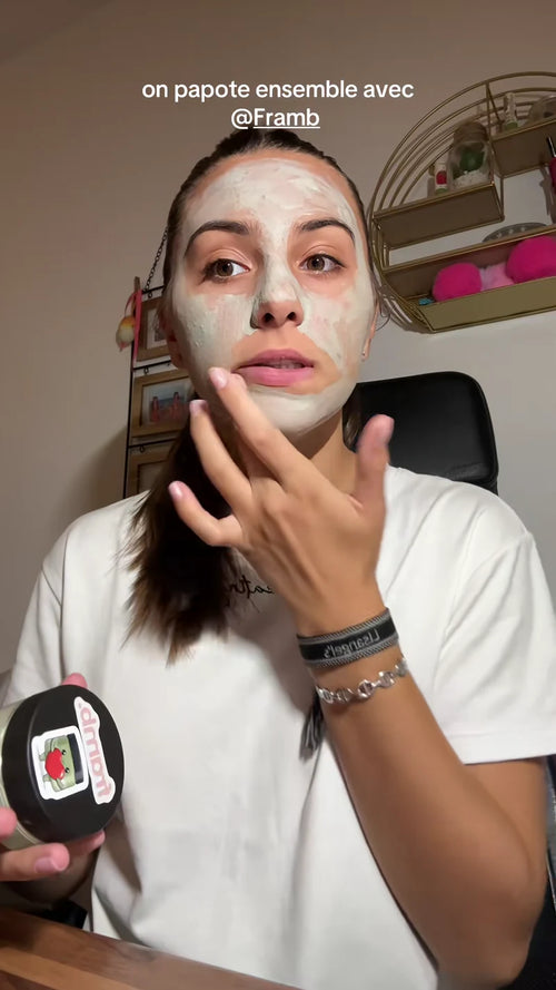 Noémie pendant la pose du masque à l'argile Framb, vidéo TikTok