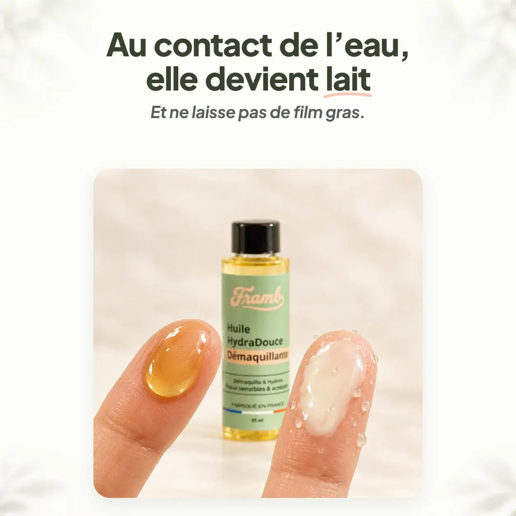 Huile démaquillante Framb sur un doigt : au contact de l'eau elle devient lait, sans film gras