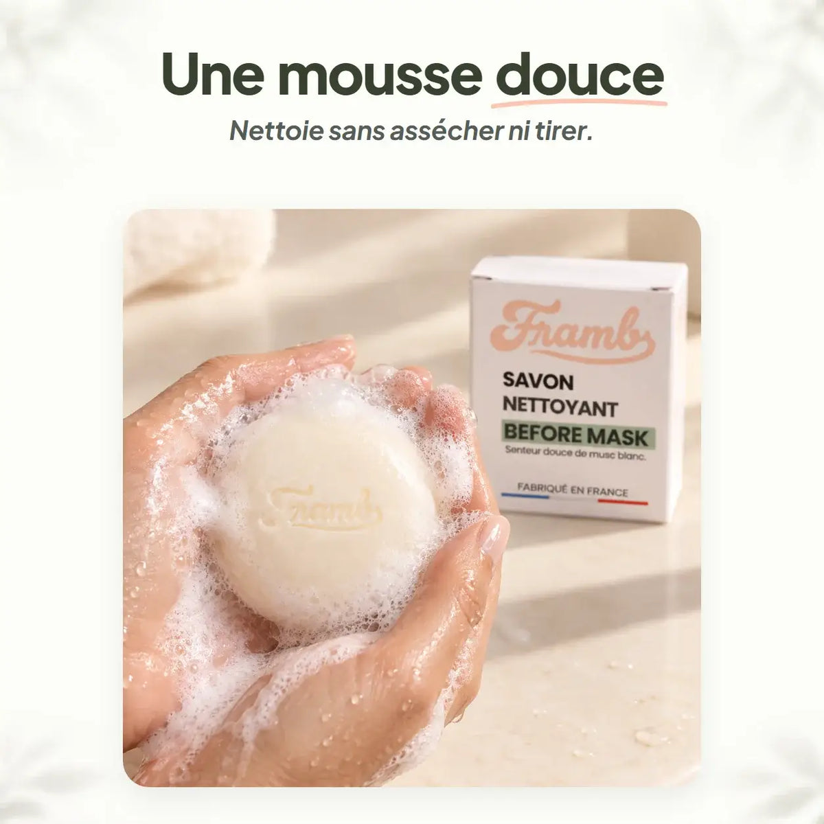 Mousse douce du savon anti-imperfections Framb entre les mains